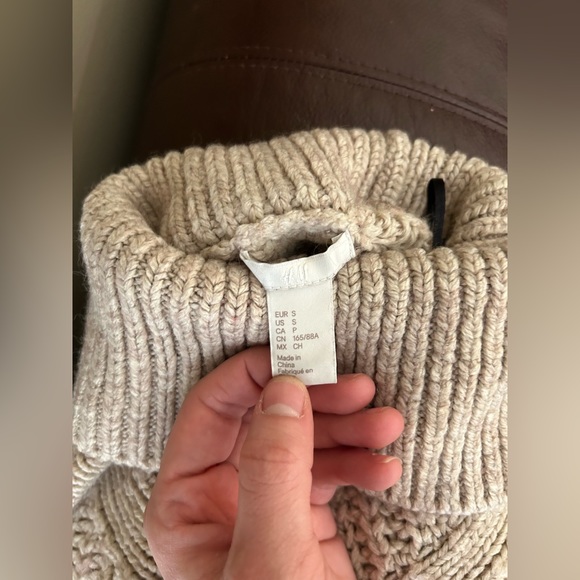 H&M turtle neck sweater - Picture 2 of 3